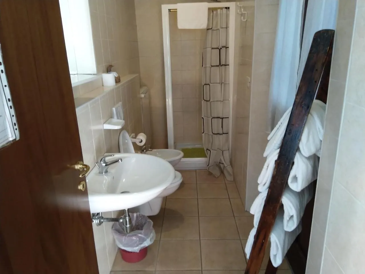 La Corte Del Poeta Hotel Buscate Guest house